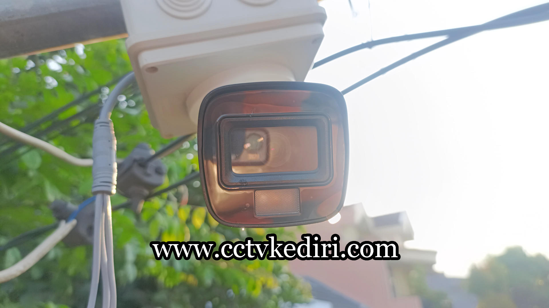 <p>Kamera CCTV sangat bermanfaat untuk anda dapat dijadikan sebagai alat keamana yang berkelanjutan, karena kamera dapat menghasilkan rekaman yang detail tanpa rekayasa dari manusia dan kamera juga dapat menghasilkan gambar yang jernih dengan begitu akan membantu anda untuk mengetahui kondisi atau situasa yang telah terjadi di lokasi yang terpasang kamera.</p>